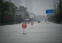 鄭州市民朋友們，暴雨期間請注意留意警示標(biāo)志牌！